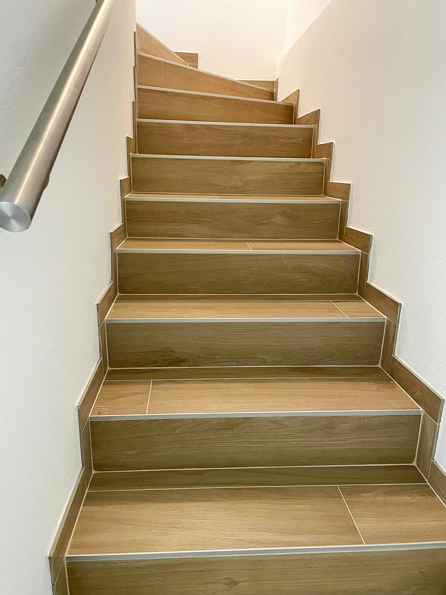 escalier avec un revêtement en carrelage